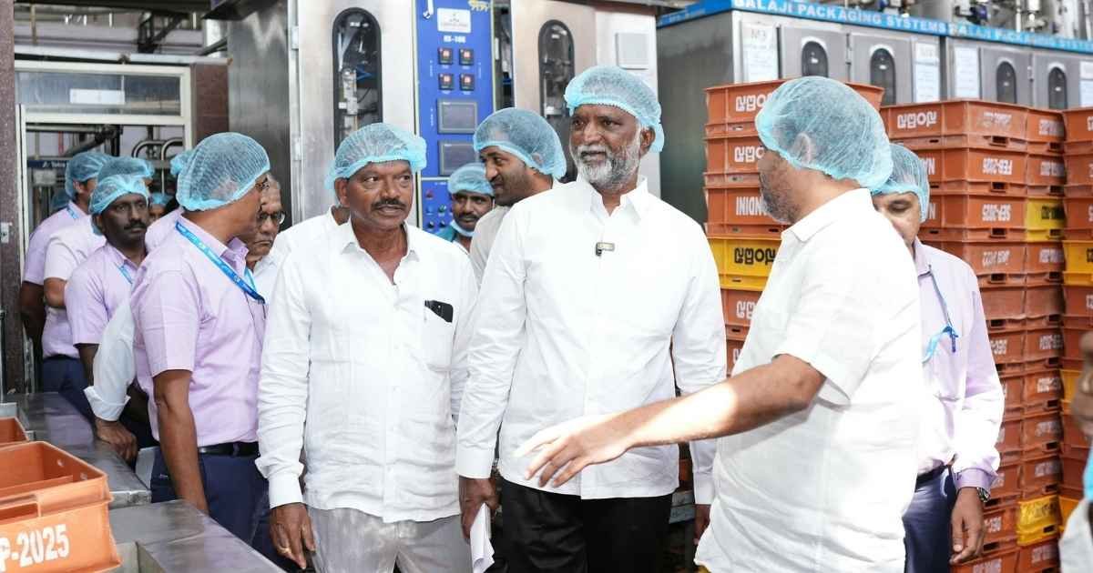 ದಾವಣಗೆರೆಯ ಬಾತಿ ಶಿಮುಲ್ ಕೇಂದ್ರಕ್ಕೆ ಸಚಿವ ಕೆ.ಎಸ್.ಬಸವಂತಪ್ಪ ಭೇಟಿ ನೀಡಿ ಪರಿಶೀಲನೆ ನಡೆಸಿದರು. ಹಾಲಿನ ಗುಣಮಟ್ಟ ಹಾಗೂ ಸ್ವಚ್ಛತೆ ಕಾಪಾಡುವಂತೆ ಅಧಿಕಾರಿಗಳಿಗೆ ಕಟ್ಟುನಿಟ್ಟಿನ ಸೂಚನೆ ನೀಡಿದರು.